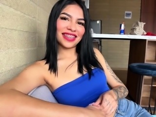 Sexy Latina babe gets naked and sucks cock in porn casting