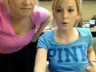 madre e hija en la webcam